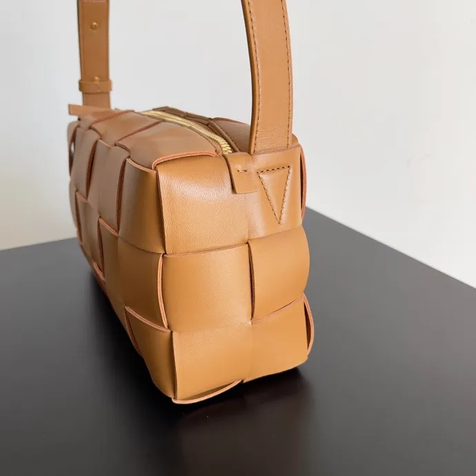 Batch 1460 #B's new model is coming! BRICK CASSETTE armpit bag, the traditional woven logo is instantly recognizable✅ Large grid weaving has always been fashionable, armpit bags are even more fashionable and foreign-style. Elegant big brick🧱 Sheepskin material is light and comfortable, has a huge sense of capacity and space, has a dark layer inside, practical inside, fashionable appearance design, durability and temperament coexist. Elegant big brick, come and plant the same underarm bag from star Zhou Yutong! Size: 28x14x10 Model: 9306